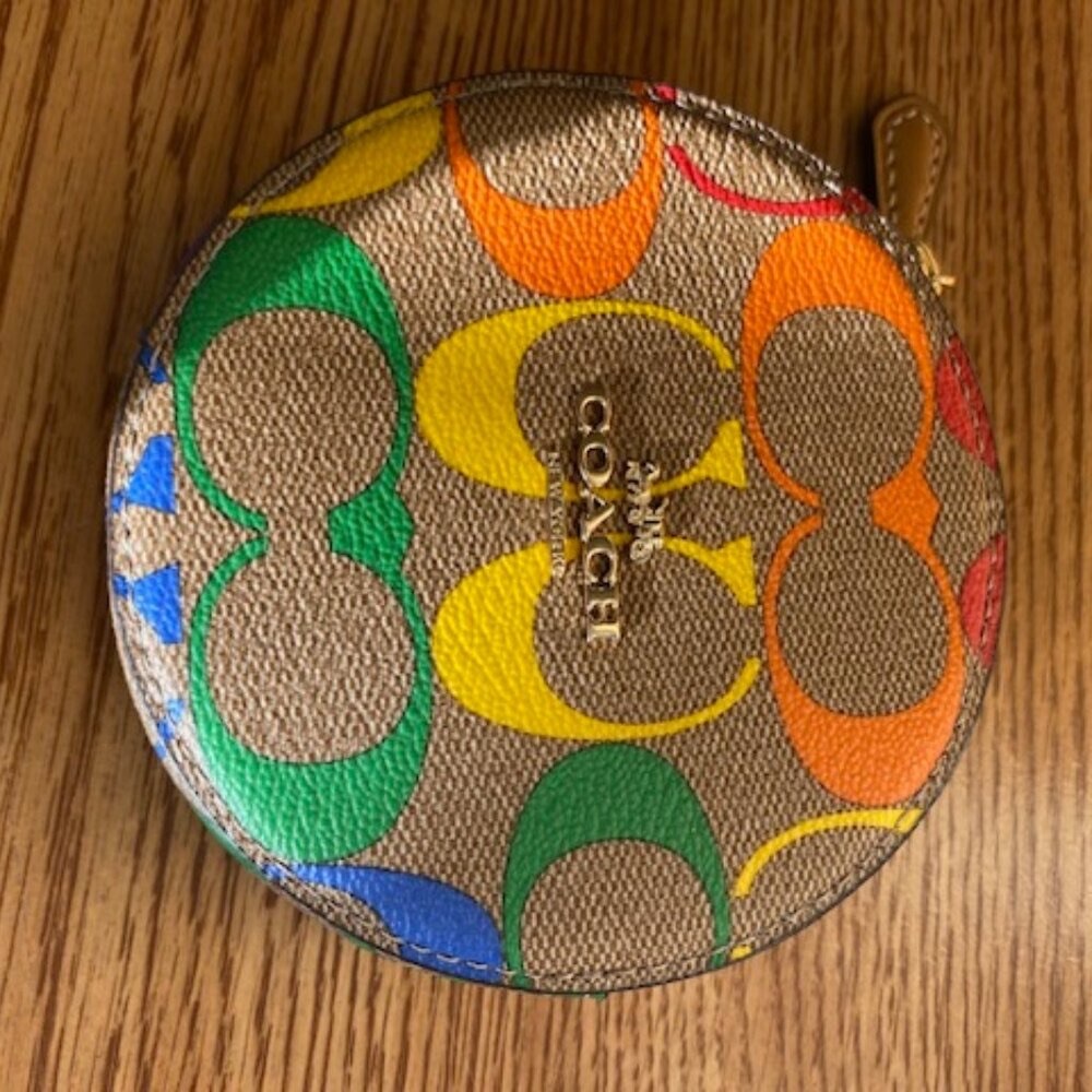 ROUND COIN CASE IN RAINBOW SIGNATURE CANVAS (COACH C4228) IM/LIGHT SADDLE MULTI
